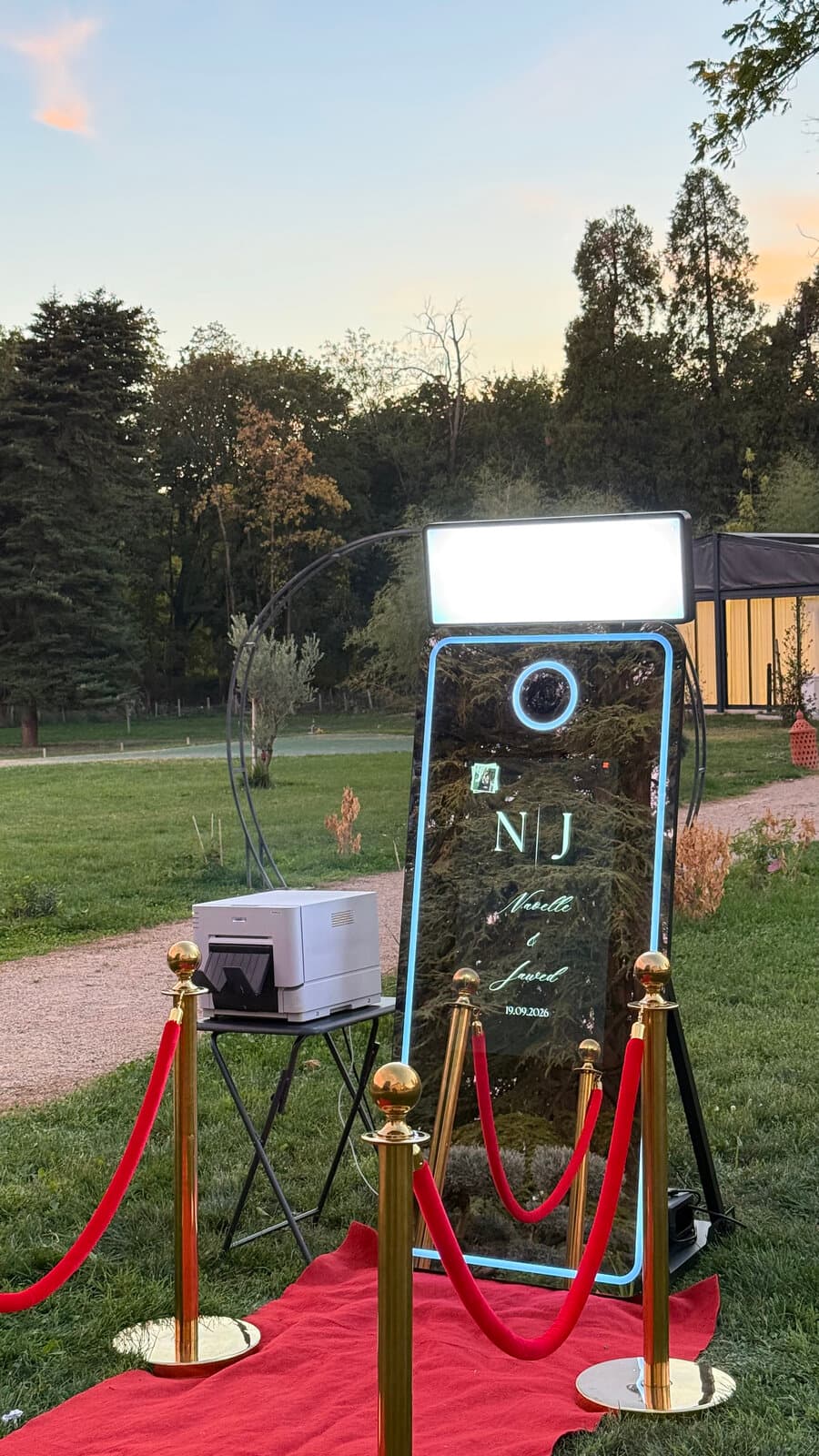 Photobooth miroir installé en extérieur pour un mariage