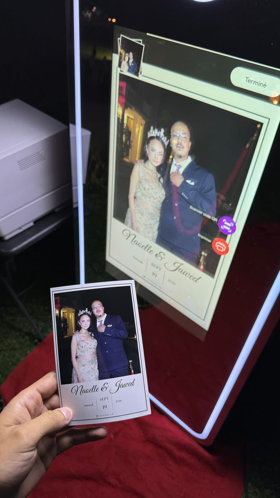 Tirage instantané d'un photobooth pendant un mariage